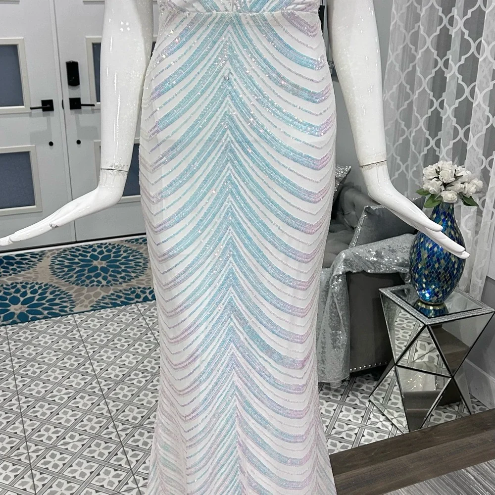 New 🌐 Iridescent White Sequin Dress with Beaded Shoulders. - Picture 7 of 16